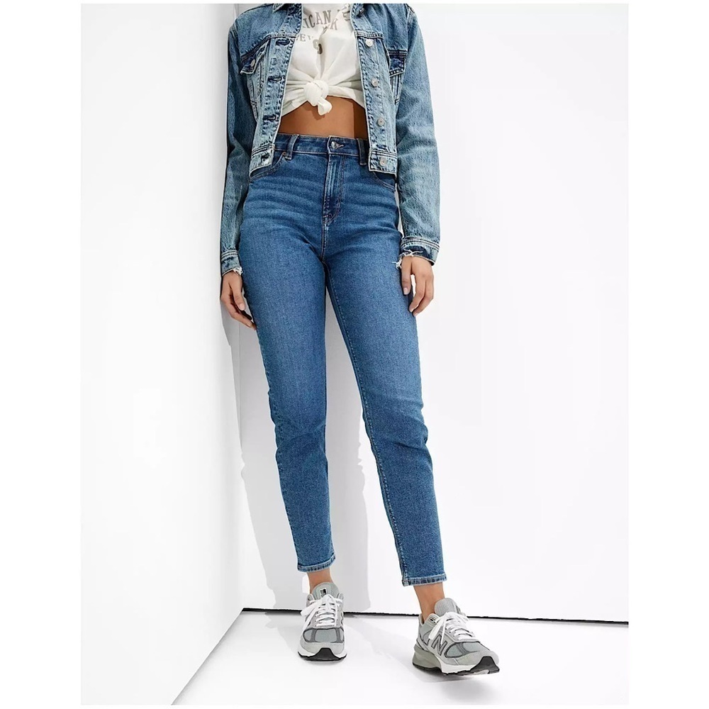 AMERICAN Eagle-High Rise Mom Jean With Ankle Distressing (Size:10)